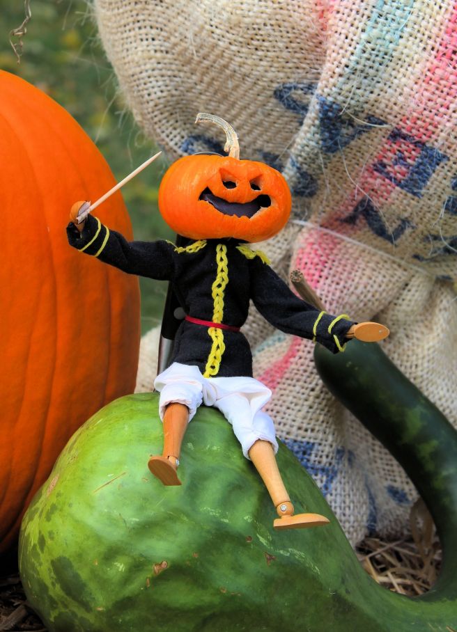 pumpkindummy2©Virginia Spencer, thepurpledogpaintingblog, 2013